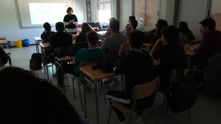 Elisenda explicando la misión de Mans Unides