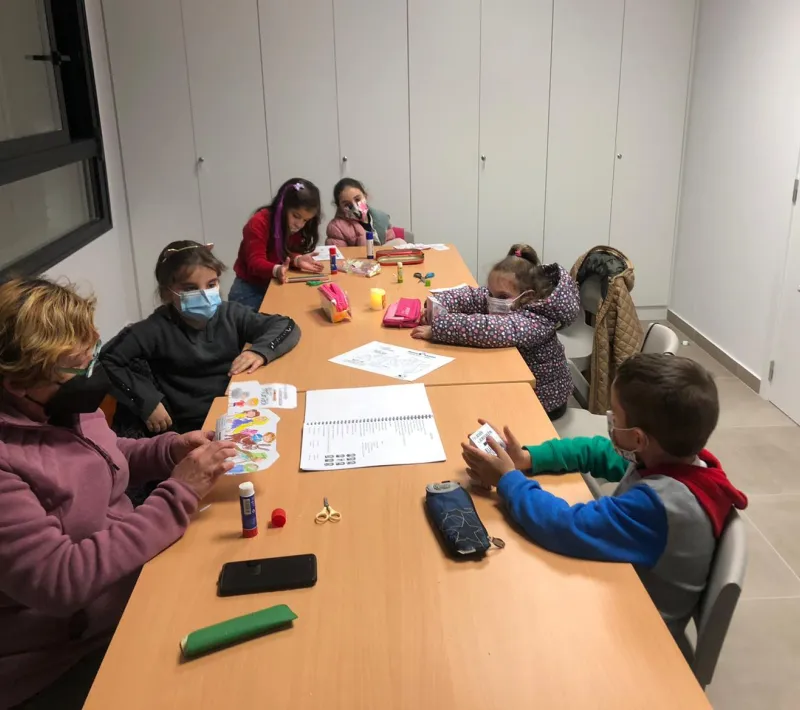 Niños de catequesis elaborando huchas para las colectas de Manos Unidas Valencia..