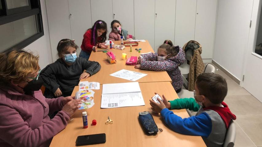 Niños de catequesis elaborando huchas para las colectas de Manos Unidas Valencia..