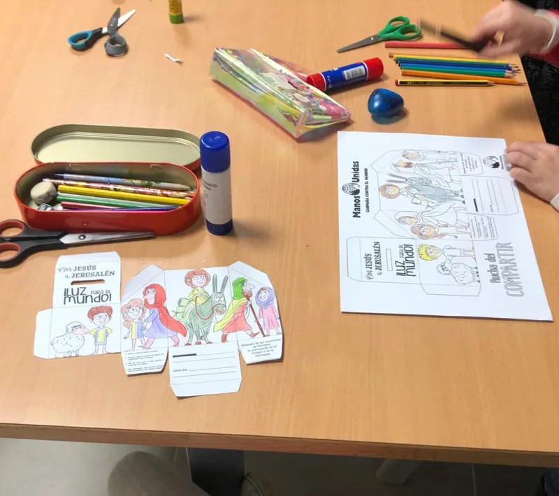 Niños de catequesis elaborando huchas para las colectas de Manos Unidas Valencia..