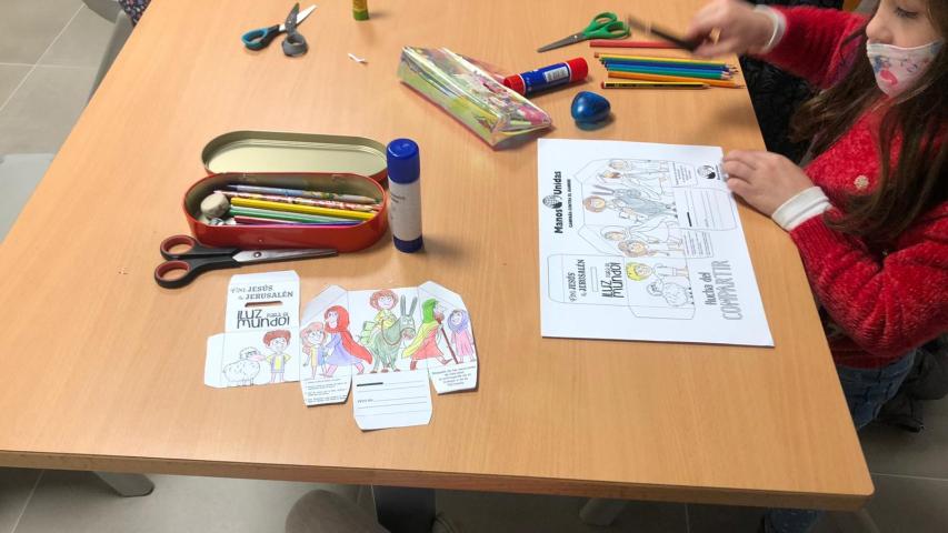 Niños de catequesis elaborando huchas para las colectas de Manos Unidas Valencia..