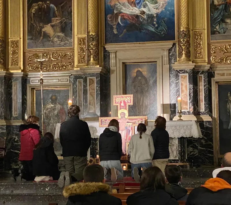 Momento de oración después de misa con los confirmandos, dentro de las actividades organizadas en Albaida por la comarcal de Manos Unidas Valencia.