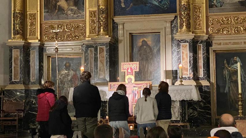 Momento de oración después de misa con los confirmandos, dentro de las actividades organizadas en Albaida por la comarcal de Manos Unidas Valencia.