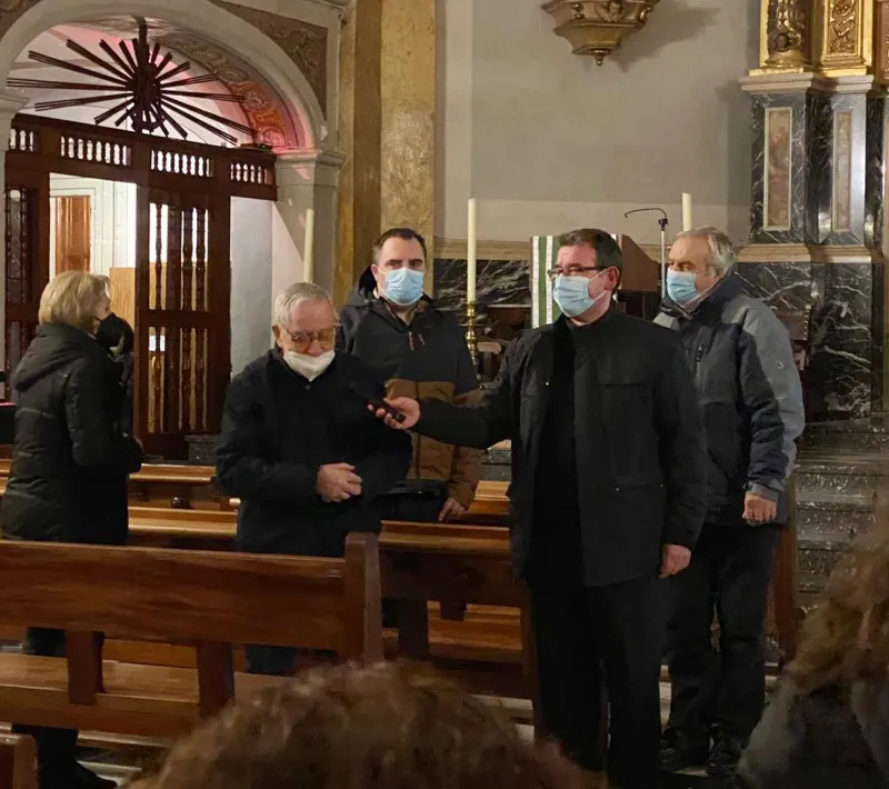 El padre dirigiéndose a los feligreses en las actividades solidarias en favor de los hermanos necesitados.