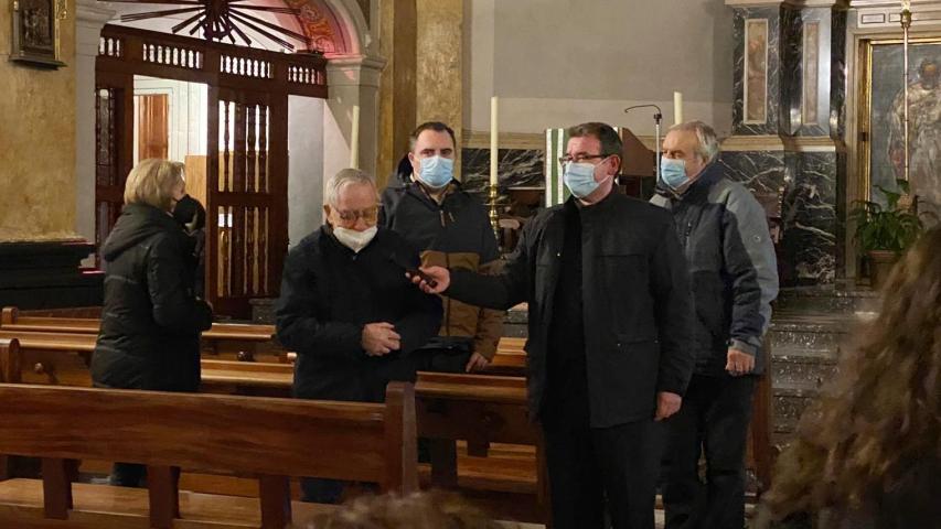 El padre dirigiéndose a los feligreses en las actividades solidarias en favor de los hermanos necesitados.