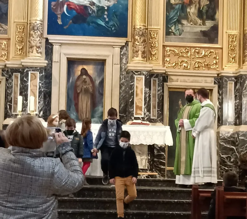 Desde los más pequeños hasta los mayores se unieron para apoyar a Manos Unidas Valencia. Momento de la ofrenda en misa.
