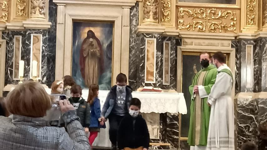 Desde los más pequeños hasta los mayores se unieron para apoyar a Manos Unidas Valencia. Momento de la ofrenda en misa.
