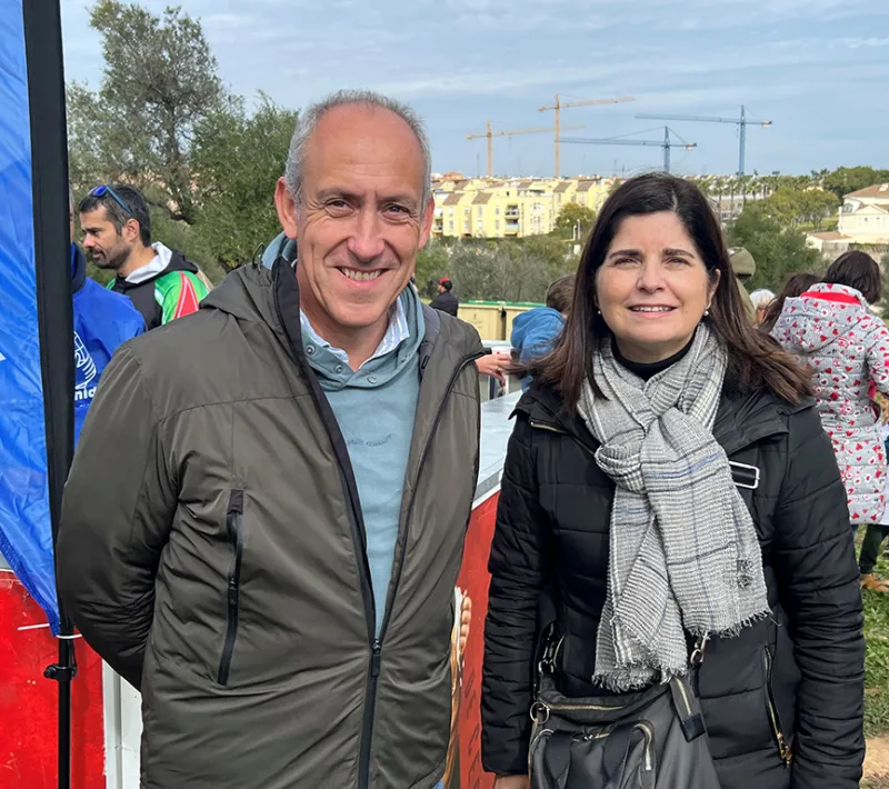 alcalde de tomares jose maria soriano y la presidenta de manos unidas en sevilla maria albendea