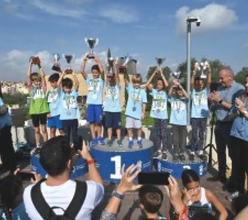 alcalde tomares y concejal deportes entregando premios iii carerra y marchas solidarias a beneficio de manos unidas1 w