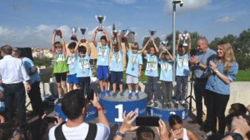 alcalde tomares y concejal deportes entregando premios iii carerra y marchas solidarias a beneficio de manos unidas1 w