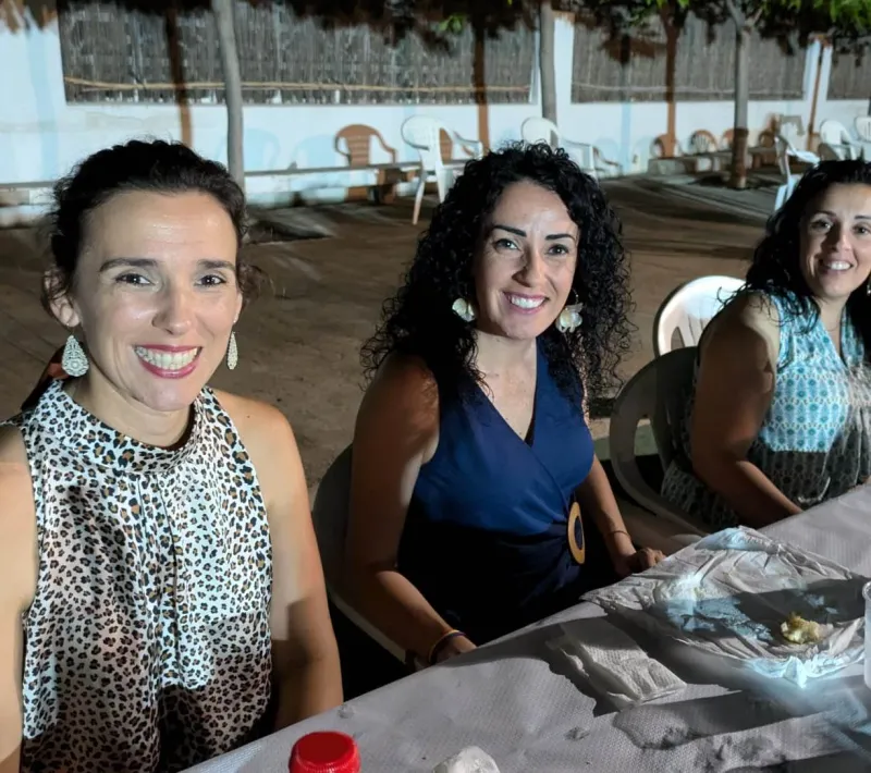 La alcaldesa de Tavernes de la Valldigna, Lara Romero, en el centro de la foto, durante la cena del hambre.