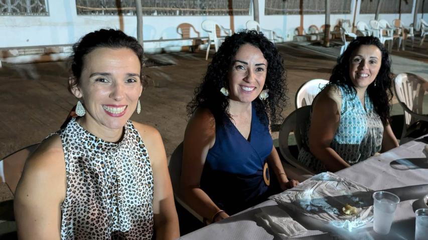 La alcaldesa de Tavernes de la Valldigna, Lara Romero, en el centro de la foto, durante la cena del hambre.