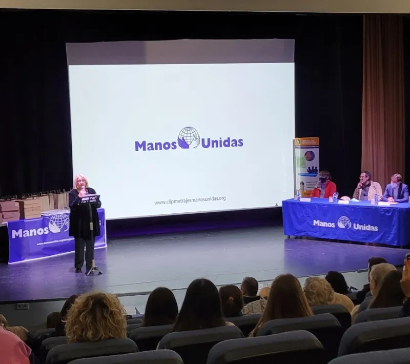 Ana Ruiz Ruiz, delegada de Manos Unidas Valencia, se dirige a los asistentes. al Festival del Clipmetrajes.
