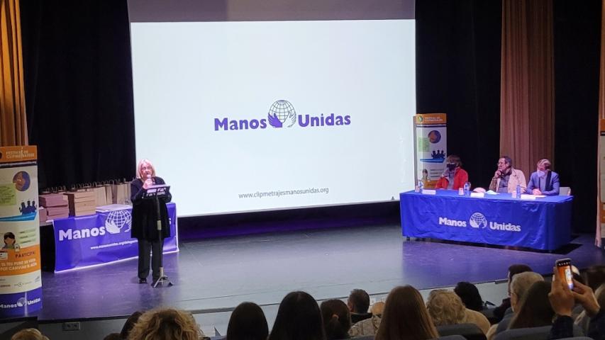 Ana Ruiz Ruiz, delegada de Manos Unidas Valencia, se dirige a los asistentes. al Festival del Clipmetrajes.