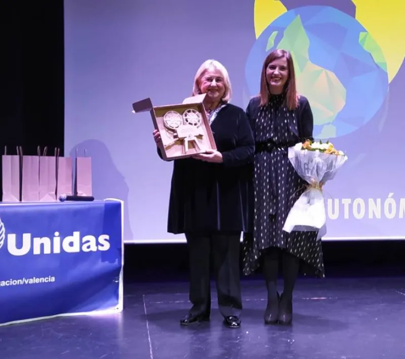 Ana Ruiz Ruiz entregó a la presentadora, Laura Bosca, un ramo de flores como agradecimiento por su colaboración altruista.