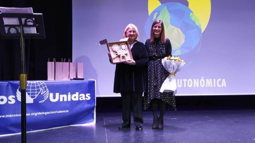 Ana Ruiz Ruiz entregó a la presentadora, Laura Bosca, un ramo de flores como agradecimiento por su colaboración altruista.