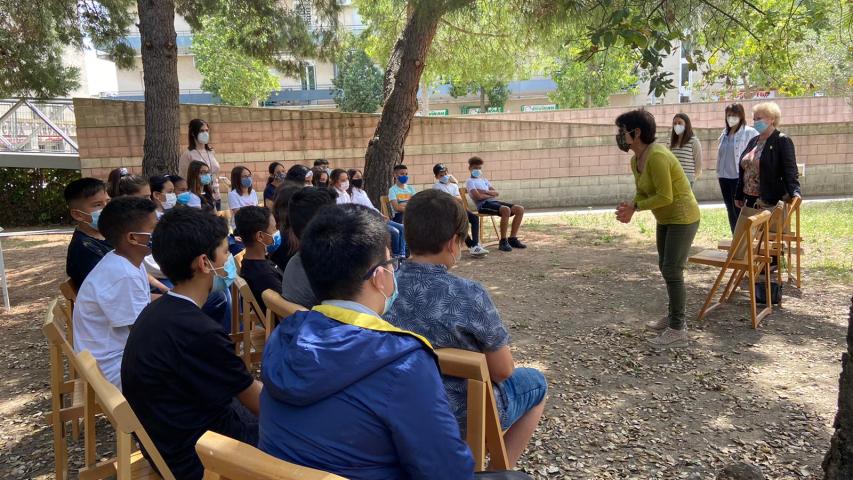 Entrega diploma y libros de cuentos a l'Escola Àngel Guimerà del Vendrell