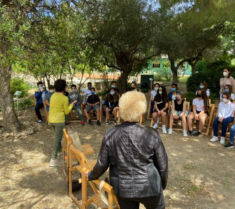Entrega diploma y libros de cuentos a l'Escola Àngel Guimerà del Vendrell