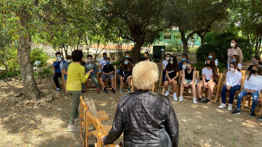 Entrega diploma y libros de cuentos a l'Escola Àngel Guimerà del Vendrell