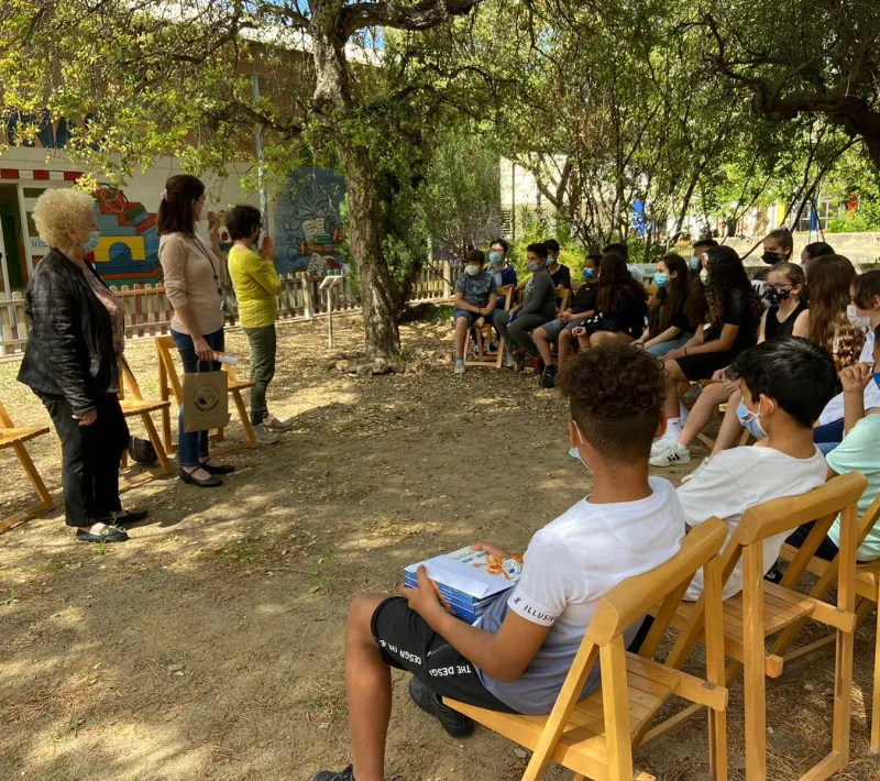Entrega diploma y libros de cuentos a l'Escola Àngel Guimerà del Vendrell
