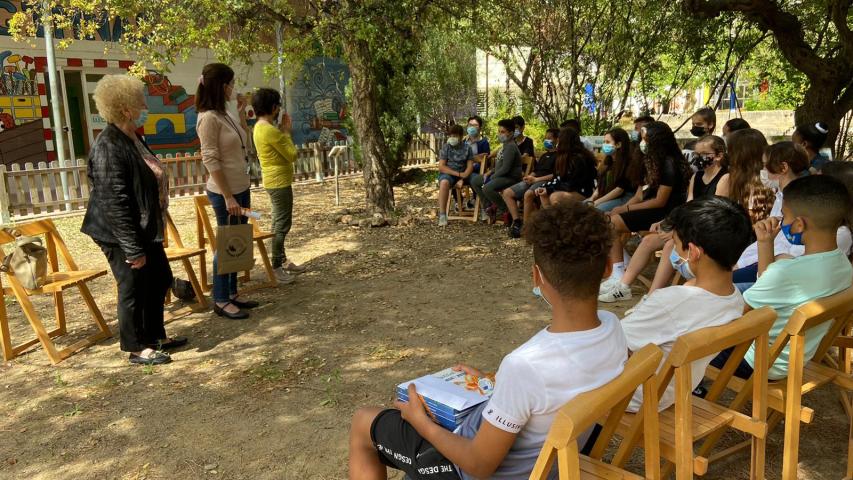 Entrega diploma y libros de cuentos a l'Escola Àngel Guimerà del Vendrell