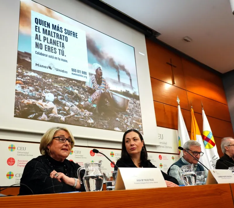 De izquierda a derecha: Ana Ruiz Ruiz, presidenta delegada de Manos Unidas Valencia; Carmen Puerto Rentero, directora del Palacio de Colomina CEU; Manuel Fernández García, Padres Blancos / Misioneros de África; y  Ferrán Lluch, sacerdote y biólogo.