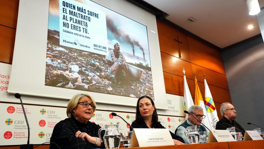 De izquierda a derecha: Ana Ruiz Ruiz, presidenta delegada de Manos Unidas Valencia; Carmen Puerto Rentero, directora del Palacio de Colomina CEU; Manuel Fernández García, Padres Blancos / Misioneros de África; y  Ferrán Lluch, sacerdote y biólogo.