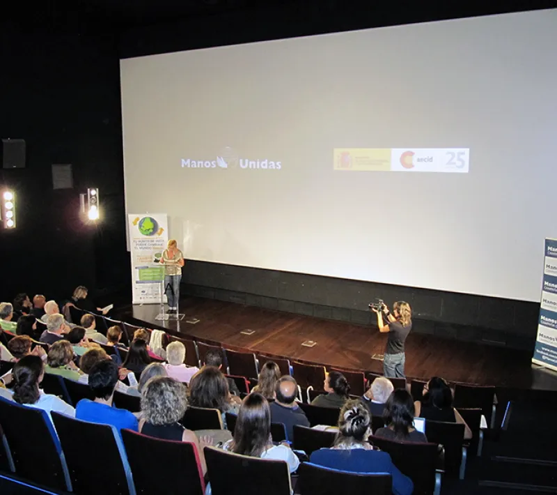 auditorio y presentadora