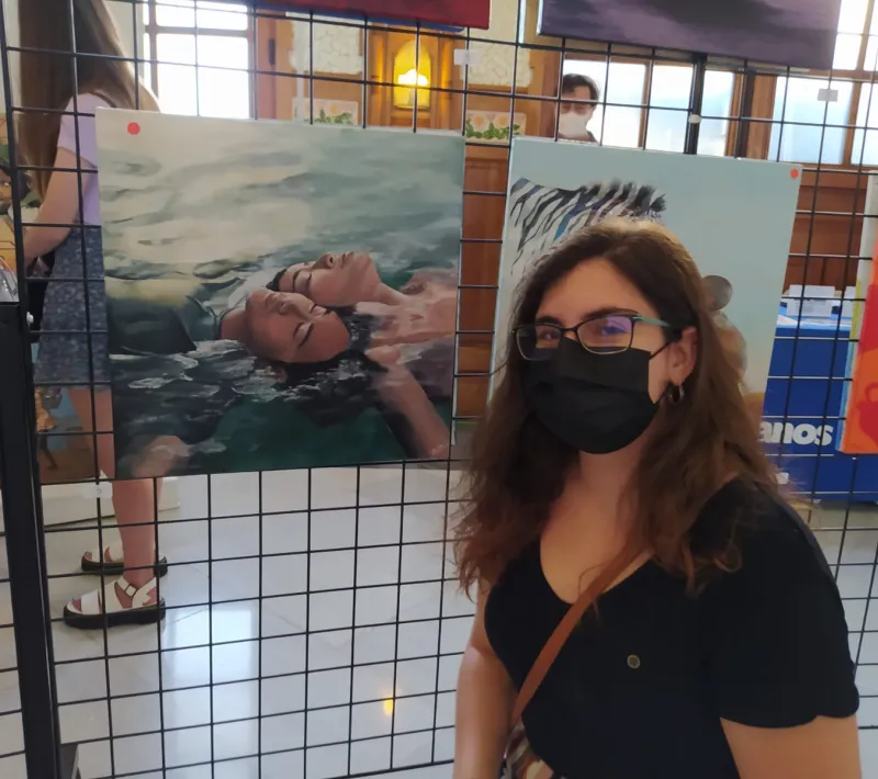 Ester Blanquer junto a su pintura "Aguas tranquilas" con la que obtuvo el premio de la Escuela de Arte Gaia.