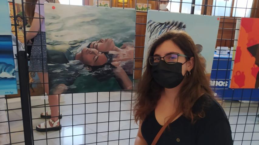 Ester Blanquer junto a su pintura "Aguas tranquilas" con la que obtuvo el premio de la Escuela de Arte Gaia.