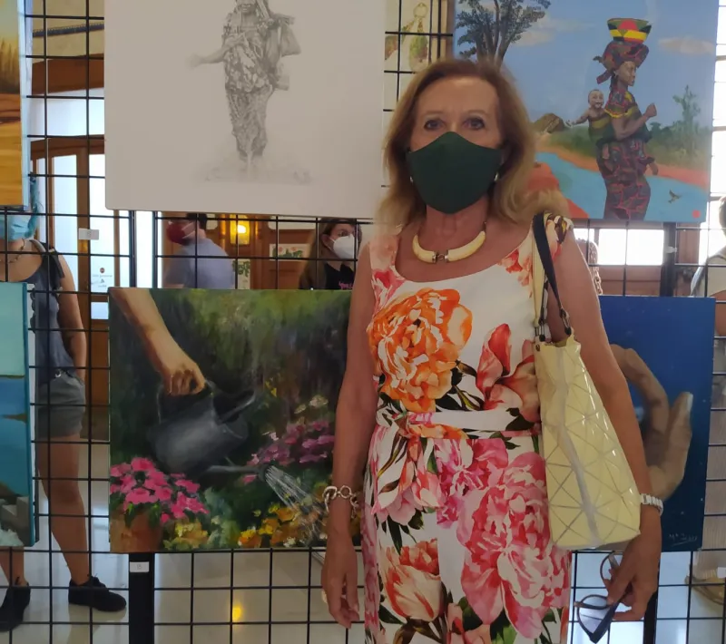 Artista posando junto a su obra en la Estación del Norte de Valencia.