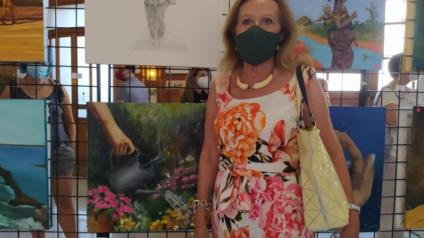 Artista posando junto a su obra en la Estación del Norte de Valencia.