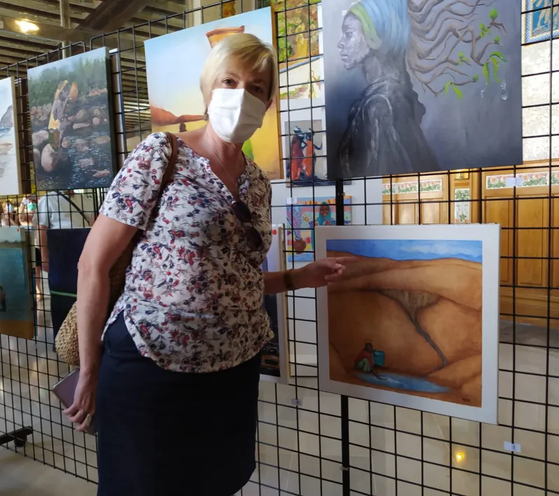 Artista posando junto a su obra en la Estación del Norte de Valencia.
