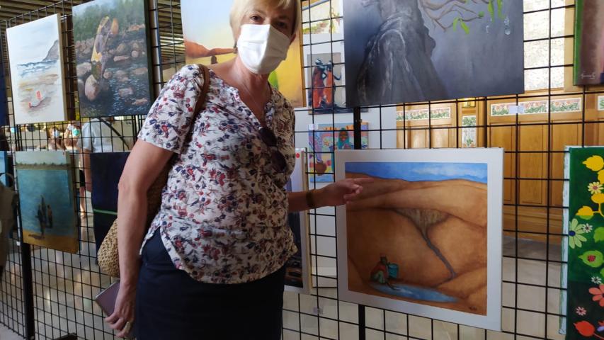 Artista posando junto a su obra en la Estación del Norte de Valencia.