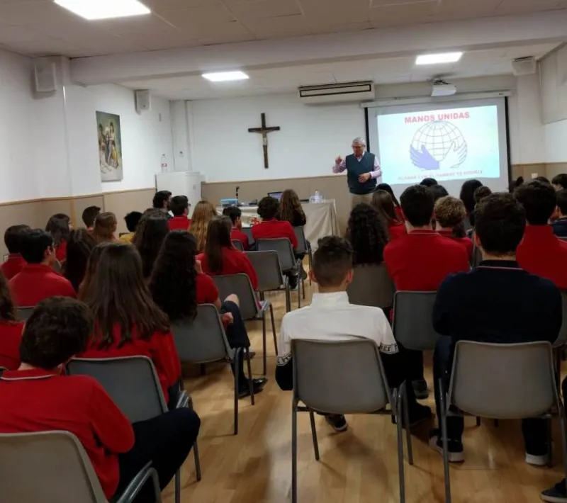 El misionero Manuel Fernández García dando una charla a los estudiantes del Colegio Ave Mª Peñarroja.