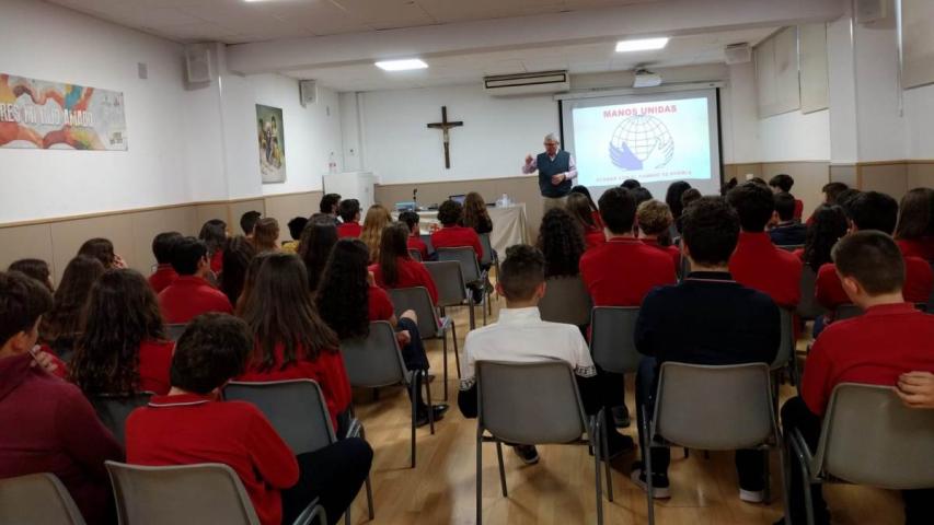 El misionero Manuel Fernández García dando una charla a los estudiantes del Colegio Ave Mª Peñarroja.