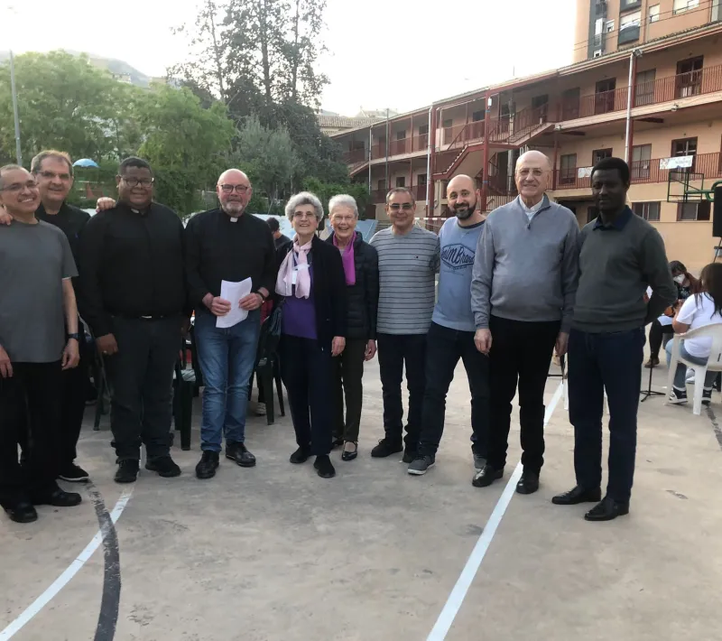 Sacerdotes y voluntarias asistentes a la Cena del hambre de Manos Unidas Valencia de la comarcal de Alcoi.