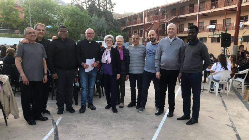 Sacerdotes y voluntarias asistentes a la Cena del hambre de Manos Unidas Valencia de la comarcal de Alcoi.