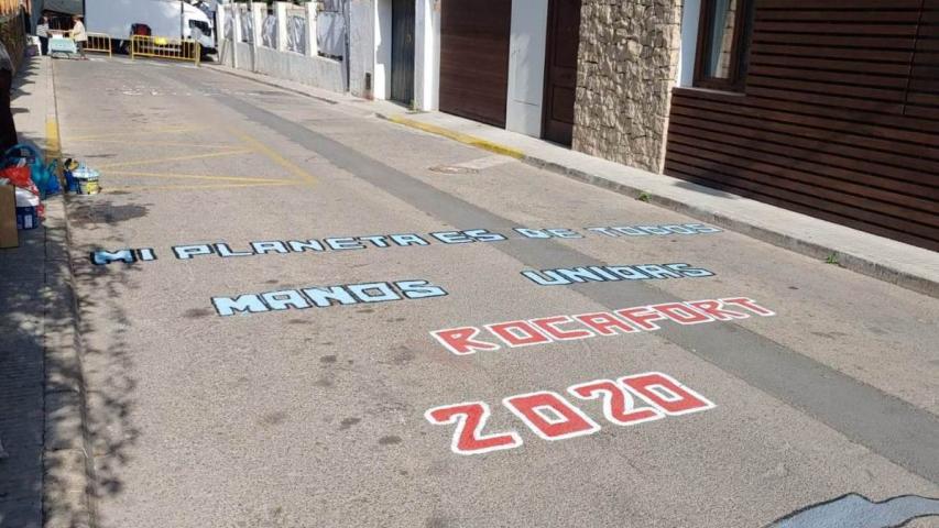 Pintada de sensibilización en la delegación comarcal de Rocafort de Manos Unidas Valencia.
