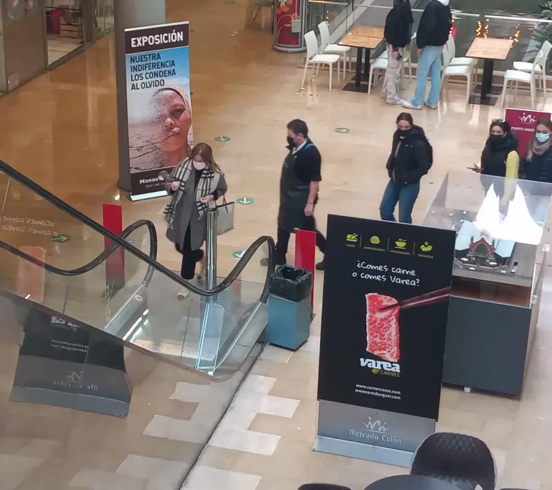 Exposición de Manos Unidas Valencia "Nuestra indiferencia los condena al olvido" en el Mercado de Colón.