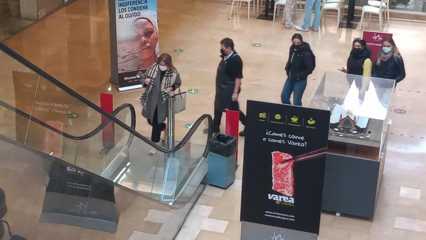 Exposición de Manos Unidas Valencia "Nuestra indiferencia los condena al olvido" en el Mercado de Colón.