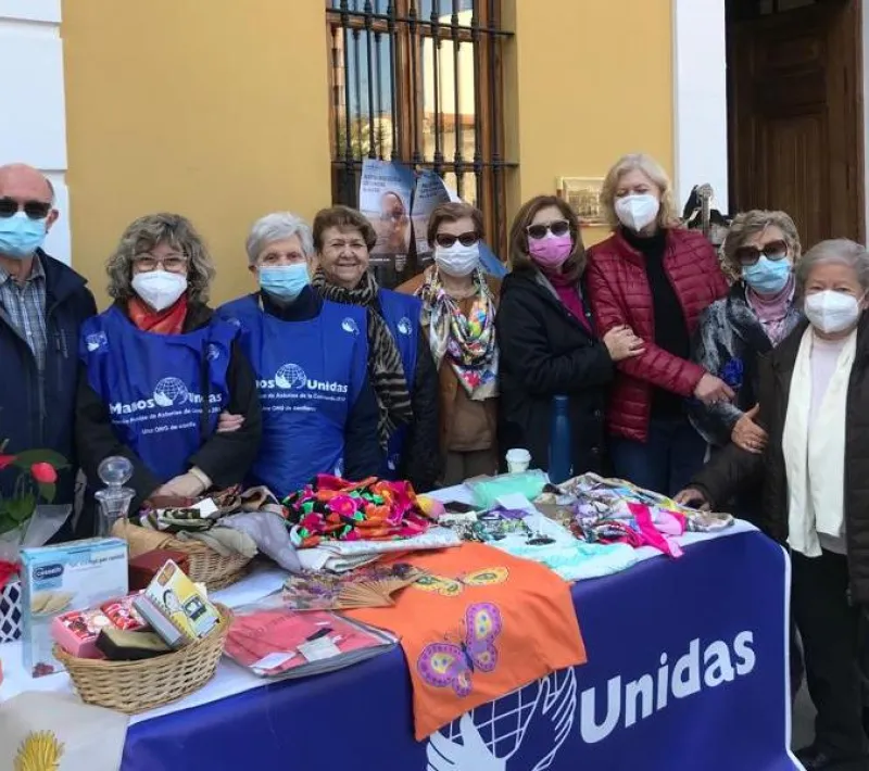 Las voluntarias de Manos Unidas de Burjassot con el consiliario Antonio Vicente, sacerdote marianista.