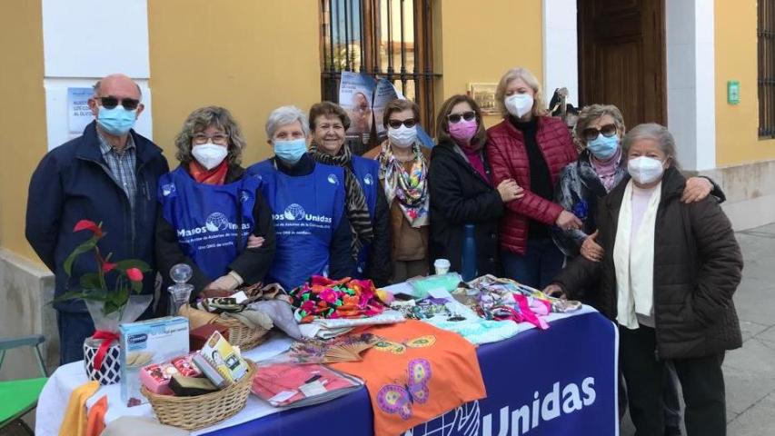 Las voluntarias de Manos Unidas de Burjassot con el consiliario Antonio Vicente, sacerdote marianista.