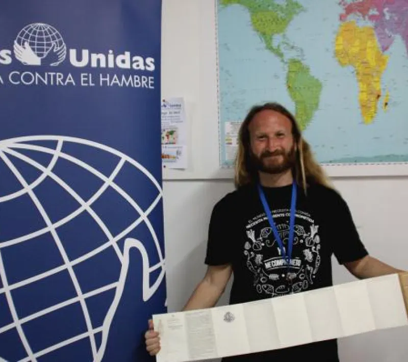 Rubén en la delegación de Cádiz de Manos Unidas.