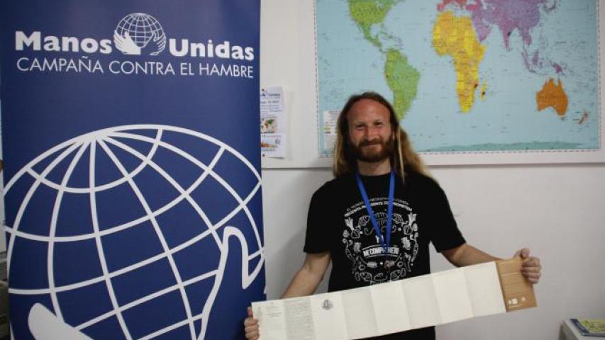 Rubén en la delegación de Cádiz de Manos Unidas.
