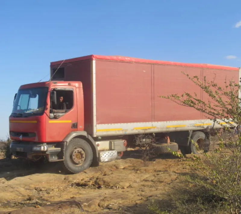 camion qui transporte les materiaux a benenitra de tulear a 200km 2