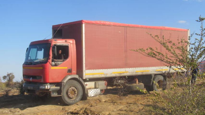 camion qui transporte les materiaux a benenitra de tulear a 200km 2