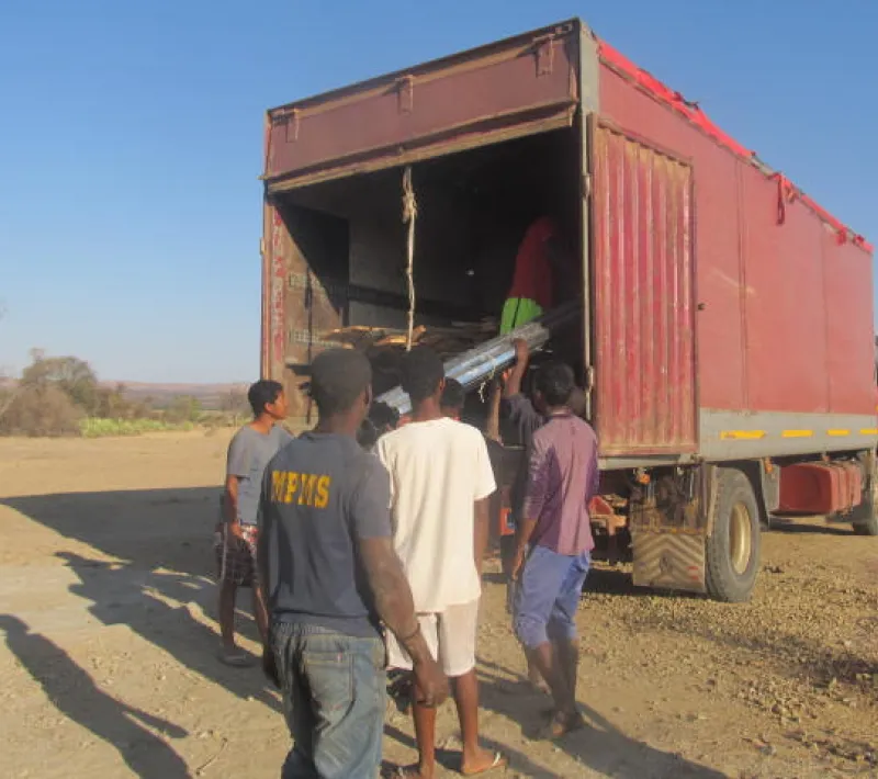 camion qui transporte les materiaux a benenitra de tulear a 200km 3