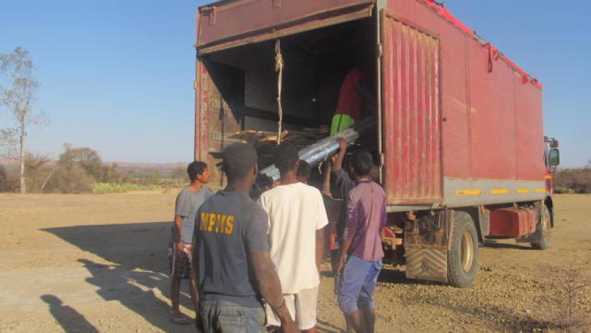 camion qui transporte les materiaux a benenitra de tulear a 200km 3