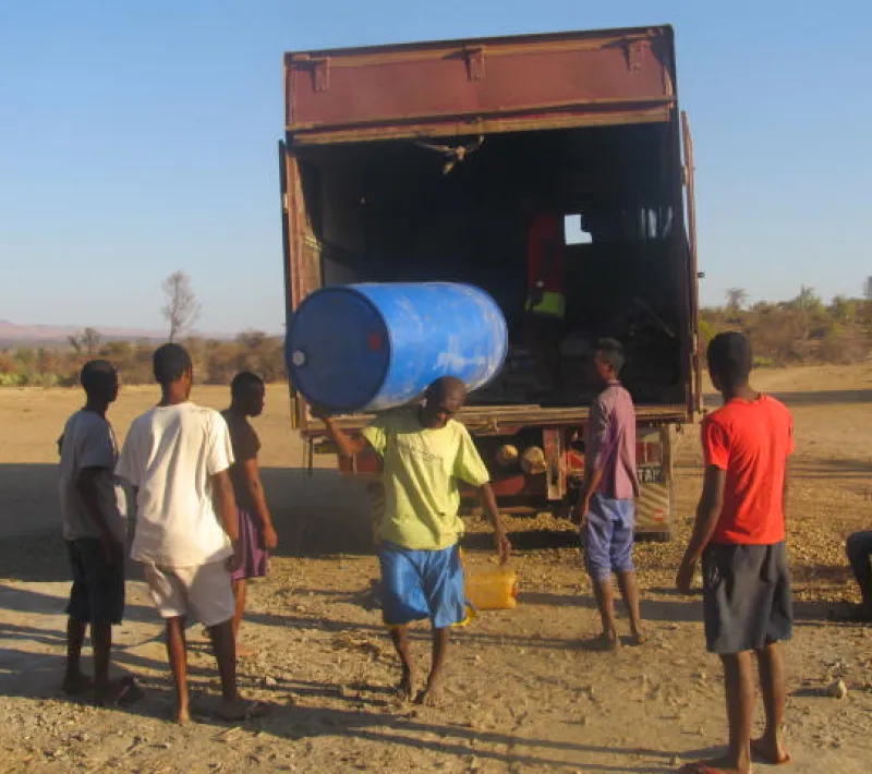 camion qui transporte les materiaux a benenitra de tulear a 200km 4